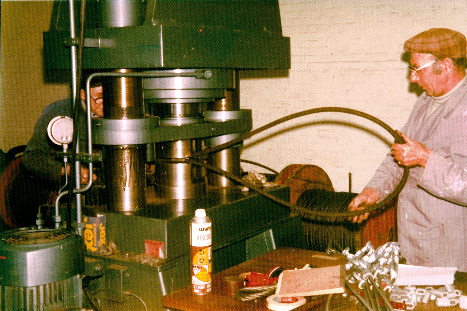 SKP 50 jaar - eerste hydraulische pers om kabellussen te persen