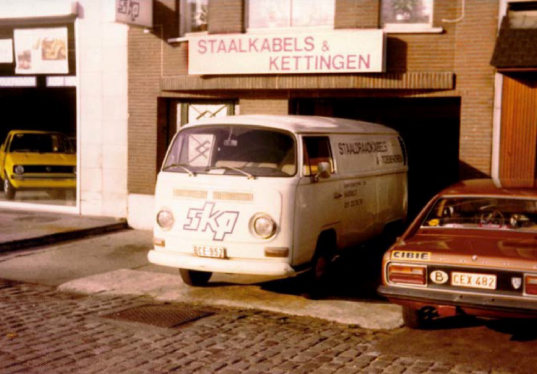 The first vehicle with which founder Paul Put delivered steel wire ropes to numerous Limburg companies from the Kempische Steenweg in Hasselt in 1975.